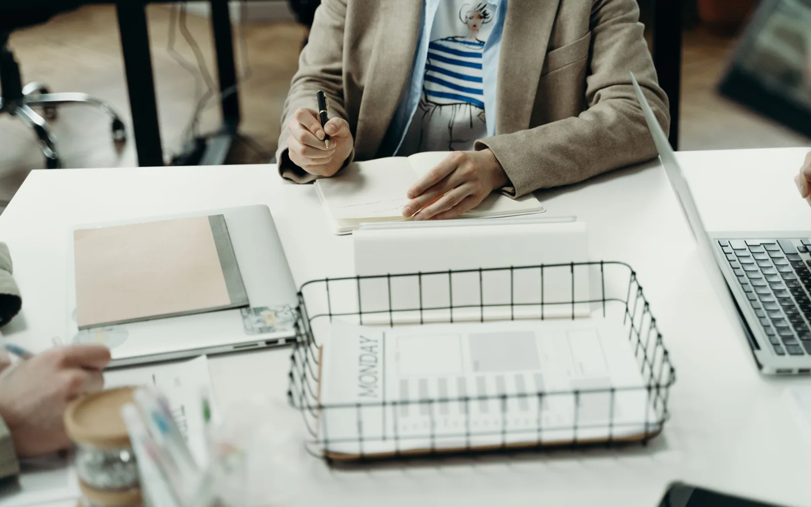Contrat d’assurance près d’un téléphone